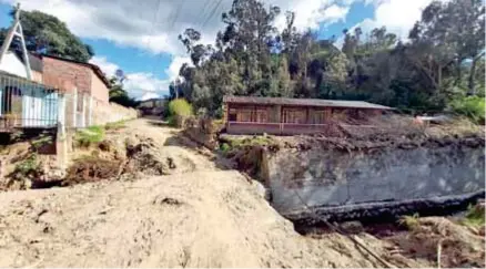  ??  ?? PUENTE. La creciente provocada por la temporada invernal, destruyó parte de la obra