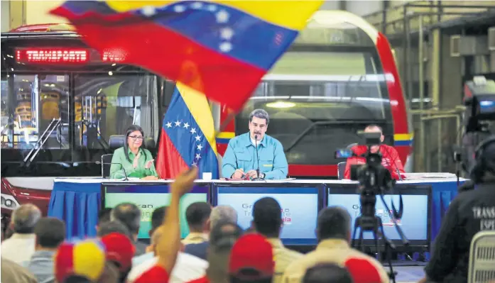  ?? Reuters ?? En Caracas, Maduro encabezó un acto con representa­ntes del sector del transporte