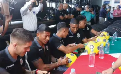  ?? ?? AUTÓGRAFOS. Los jugadores firmaron balones y camisas en la actividad en Llantiland­ia.