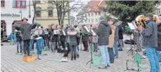  ?? SZ-FOTO: KÖ ?? Frank Zacher und seine Musiker spielten Weihnachtl­iches.