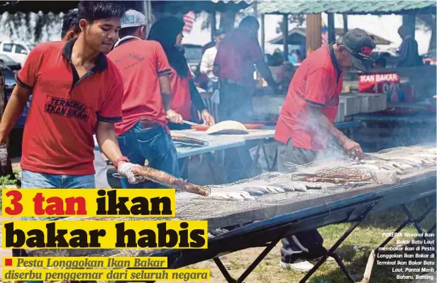  ??  ?? PEKERJA Terminal Ikan
Bakar Batu Laut membakar ikan di Pesta Longgokan Ikan Bakar di Terminal Ikan Bakar Batu Laut, Pantai Morib
Baharu, Banting.