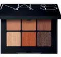  ?? ?? Paleta de sombras Voyageur Eyeshadow Palette en Copper de NARS (29 €).