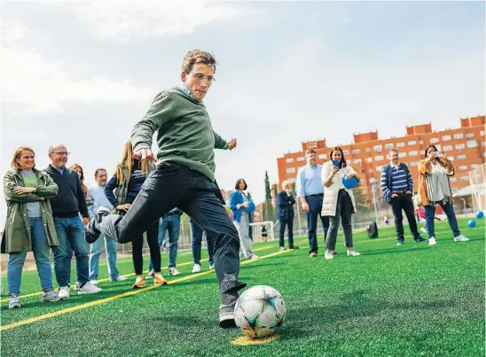  ?? PP ?? Almeida, durante su visita de ayer al Centro Deportivo Municipal Orcasur