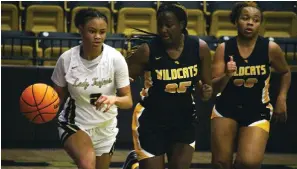  ?? The Sentinel-Record/Krishnan Collins ?? Hot Springs’ Jelana Griffith (2) dribbles down the court while Watson Chapel’s Kelis Kentle (25) defends at Trojan Arena Thursday night.