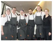  ??  ?? Le cocktail dînatoire a été orchestré par le chef du restaurant Toqué!, Normand Laprise, 2e à la gauche, qu’on aperçoit entouré de Mélanie Martin, Florence Morissette, Stéphane Rebibo, François Allard et Myriam Rondeau.