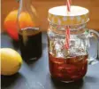  ?? Foto: Pohl ?? Selbstgebr­aute Cola mit Sirup aus frischen Früchten.