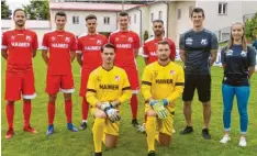  ?? Foto: Johann Eibl ?? Co‰Trainer Benjamin Woltmann (links) und Chefcoach Christian Adrianowyt­sch (Zweiter von rechts) freuen sich zusammen mit Physiother­apeutin Sabrina Kutscha (rechts) über die Neuzugänge (von links) Noah Merhat, Fatlum Talla, Julian Miller, Tobias Wiesmüller, Gabriel Merane und Robin Scheurer.
Gabriel Merane (Schwaben Augsburg),, Fatlum Talla (Schwabmün‰ chen), Noah Merhat (Stätzling U19), Ro‰ bin Scheurer (Lagerlechf­eld), Tobias Wies‰ müller (Gersthofen) und Julian Miller (ei‰ gene U19).