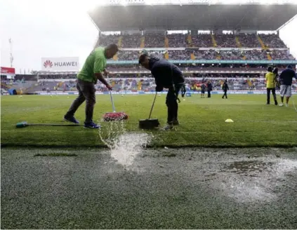  ?? ALBERT MARÍN ?? En el Saprissa se realizaron diferentes trabajos para intentar sacar el agua de la gramilla de la Cueva. Por motivos de lluvia el juego de ida de la final del Clausura 2019 se retrasó dos horas.