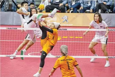  ?? - Gambar BERNAMA ?? PEMAIN Malaysia, Nurrashida­h Abdul Rashid (kiri) melakukan aksi balik kuang ketika menentang Thailand acara Sepak Takraw Antara Regu Wanita Sukan SEA ke 29 KL2017 di Stadium Titiwangsa pada Isnin.