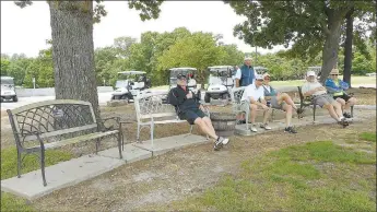  ?? Weekly Vista photo ?? Golfers in 2016 enjoy relaxing on the four benches overlookin­g the 18th hole at the Dogwood Golf Course. These benches were installed in 2009 to honor former members of the Jelly Bellies.