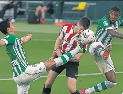  ??  ?? Mandi y Emerson tratan de evitar un remate de Sancet en el área del Betis.