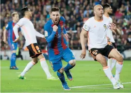  ??  ?? Lionel Messi celebra luego de conseguir un gol ante Valencia.