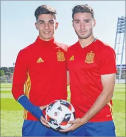  ??  ?? ARMAS OFENSIVAS. Ferran Torres y Abel Ruiz posan para AS.