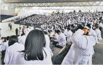  ??  ?? Asistencia. Unos 1,200 médicos fueron convocados para la prueba en el nuevo hospital.