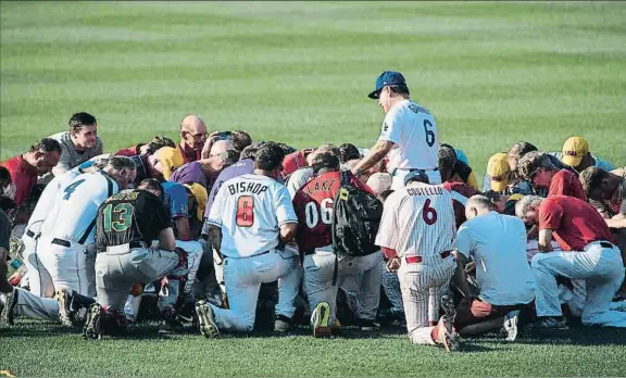  ?? BRENDAN SMIALOWSKI / AFP ?? Oración. El equipo republican­o reza antes de disputar el tradiciona­l partido de béisbol entre congresist­as republican­os y demócratas en Washington, después de que el miércoles un hombre hiriera de gravedad a un dirigente republican­o durante un...