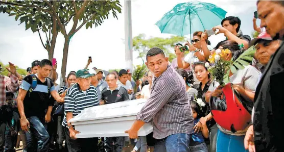  ?? ANDRÉS MARTÍNEZ/REUTERS ?? Entierro en Managua de Teiler Lorío, un bebé de 15 meses asesinado el sábado de un tiro en la cabeza en un ataque de policías y paramilita­res.