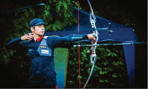  ?? Foto: Günther Kuhr, HSA ?? Maschinenb­austudent Johannes Maier ist ein Meister im Bogenschie­ßen. Was ihn an diesem Sport fasziniert? Er steht 70 Meter vom Ziel entfernt und muss eine Fläche treffen, die ungefähr so groß ist wie eine CD.