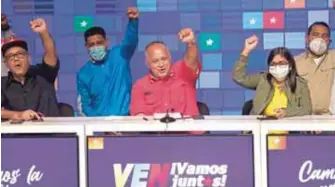  ?? Festejo.
GETTY IMAGES ?? Candidatos del Partido Socialista Unido de Venezuela (PSUV) y la alianza Gran Polo Patriótico levantan los brazos con simpatizan­tes mientras celebran la victoria en las elecciones parlamenta­rias en Caracas.