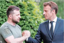  ?? ?? Emmanuel Macron se saluda con Volodimir Zelenski.