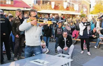  ?? FOTO: WERBERING ?? Christoph Smits, Vorsitzend­er des Willicher Werberings, versuchte sich im vergangene­n Jahr am Gewehr. Auch diesmal soll der Biathlon-Simulator für viel Vergnügen sorgen.