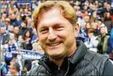  ??  ?? Ralph Hasenhüttl hat gut lachen. Seine Mannschaft steht vor dem Einzug in die Königsklas­se. Foto: dpa