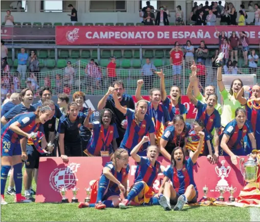  ??  ?? ALEGRÍA AZULGRANA. Las jugadoras del Barcelona posan exultantes en la Ciudad del Fútbol de Las Rozas con la Copa de la Reina y sus corre spondiente­s réplicas tras conquistar el título ante el Atlético de Madrid.