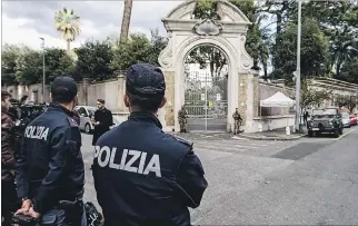  ?? FABIO FRUSTACI / EFE ?? Pesquisa. Policías montan guardia en la entrada de la nunciatura apostólica de la Santa Sede, ayer en Roma.