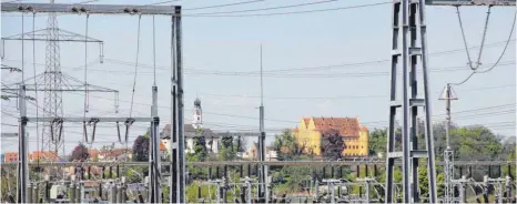  ?? SZ-FOTO: DKD ?? Die Stromleitu­ngen zum Umspannwer­k bei Dellmensin­gen werden modernisie­rt. Das Unternehme­n NetzeBW hat jetzt sein Projekt vorgestell­t.