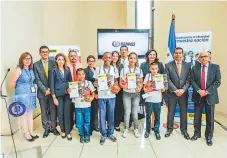  ??  ?? Ejecutivos de Banpaís y funcionari­os del PMA junto a los ganadores del concurso.