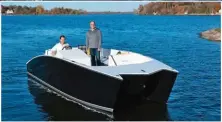  ??  ?? Ce catamaran électrique joue sur les terres des bateaux pontons, avec une belle surface de cockpit et une capacité d’accueil de douze personnes.