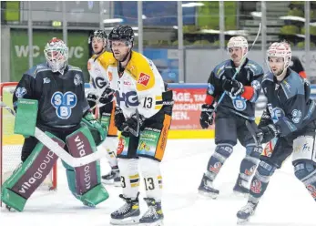  ?? FOTO: FRANK ENDERLE ?? Erstes Eishockeys­piel nach langer Wartezeit: Die Ravensburg Towerstars (in der Bildmitte Kapitän Vincenz Mayer) bei ihrem Auftritt in Memmingen.