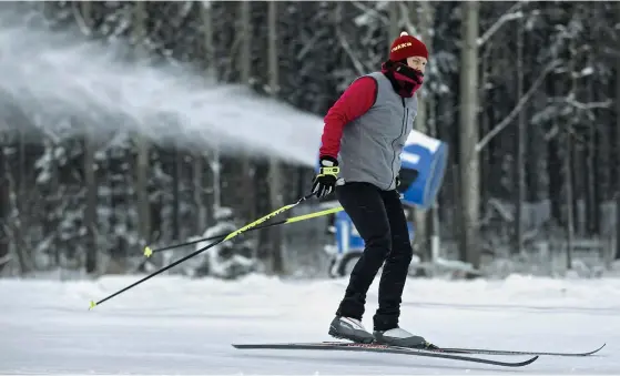  ?? FOTO: HBL-ARKIV/LEIF WECKSTRöM ?? Om förslaget godkänns ska snökanoner­na i Svedängen kunna jobba för högtryck också ute i terrängen, inte bara på skidstadio­n.