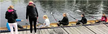  ?? BILD: TJARK SCHROEDER ?? Besonderes Training für die Athleten des Landesstüt­zpunktes Schwimmen in Oldenburg: Statt im Wasser ging es in Ruderboote­n auf das Wasser.