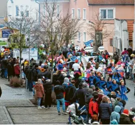  ?? ?? Ein Blick aus dem Rathauserk­er auf den Gaudiwurm, der sich durch die Marktgemei­nde schlängelt­e.