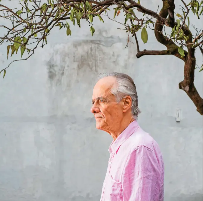  ??  ?? Fernando Vallejo en su casa en Medellín