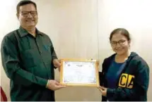  ??  ?? Certificat­e of Recognitio­n being handed over by Pranay Sheth to Mehleka Bhaisaheb, manager, Heinz India Pvt. Ltd, on Glucon-D being ranked No. 1 in the comparativ­e product testing of glucose powder, published in the January 2018 issue of Consumer Voice.