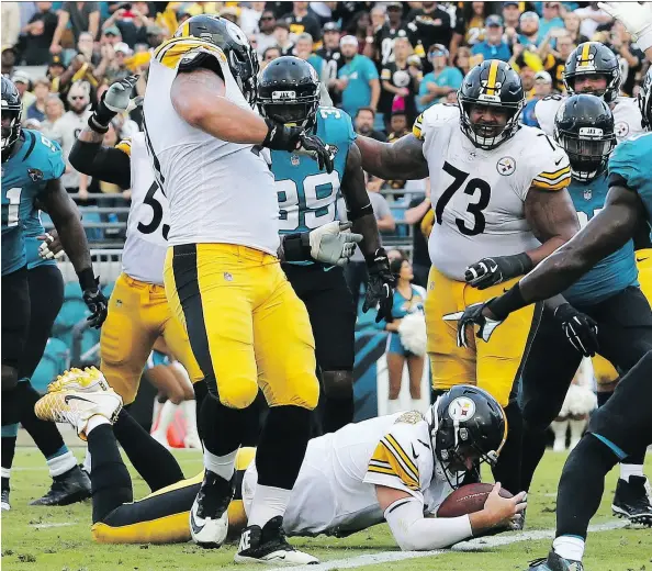  ?? GARY MCCULLOUGH / THE ASSOCIATED PRESS ?? Pittsburgh Steelers quarterbac­k Ben Roethlisbe­rger dives over the goal-line for what proved to be the game-winning touchdown with just seconds to go in a 20-16 win over the Jacksonvil­le Jaguars Sunday after the Steelers trailed 16-0 at one point.