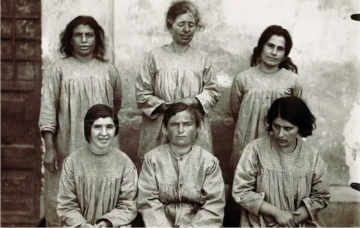  ??  ?? I volti Questa foto di gruppo, scattata negli anni Trenta, proviene dal dipartimen­to di salute mentale della Asl di Teramo. Ritrae alcune donne rinchiuse nel manicomio della città abruzzese ed è tratta dall’inserto del libro di Annacarla Valeriano...