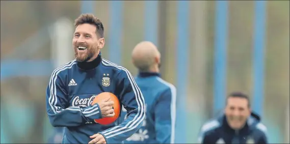  ?? FOTO: AP ?? Leo Messi, sonríe durante un entrenamie­nto con la selección argentina Sampaoli aseguró que está trabajando para que el mejor del mundo tenga más socios en la cancha