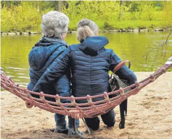  ?? FOTO: PRIVAT ?? Depression­en vorbeugen: Vor allem in Zeiten der Corona-Pandemie ist ein Ansprechpa­rtner wichtig und viel Bewegung an der frischen Luft.