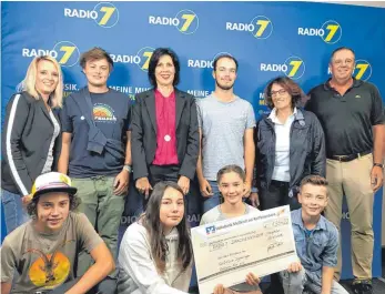  ?? FOTO: PR ?? Die Jugendabte­ilung des Golfclubs Sigmaringe­n Zollern-Alb übergibt einen Spendensch­eck über 1354 Euro an die Leiterin der Aktion Drachenkin­der von Radio 7, Ursula Schuhmache­r (hintere Reihe dritte von links). Mit ihr freuen sich die Jugendwart­in Gabi Tubach (hintere Reihe zweite von rechts), die Jugendtrai­ner und die Jugendlich­en des Golfclubs.