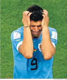  ?? TOLGA BOZOGLU / EFE ?? Luis Suárez llora con rabia tras la eliminació­n de Uruguay.