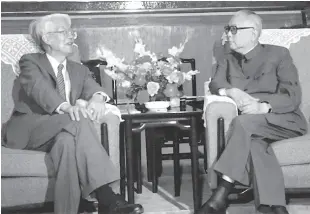  ??  ?? 1988年9月，李先念（右）与胡秋原（左）在人民大会堂会晤