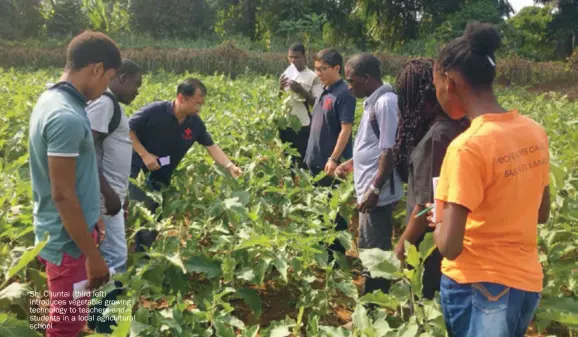  ??  ?? Shi Chuntai (third left) introduces vegetable growing technology to teachers and students in a local agricultur­al school