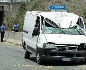  ??  ?? La scena Il furgone sul quale è caduta la donna che si è lanciata dal cavalcavia