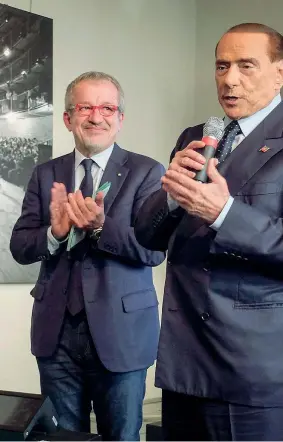  ?? (LaPresse) ?? A Milano Il governator­e della Lombardia Roberto Maroni ieri con Silvio Berlusconi