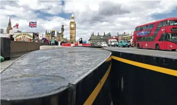  ?? GUX ?? «Schön ist das nicht gerade», so ein Passant, «aber was will man machen?» Video: Sehen Sie, was Londoner zu den Folgen des Terrors meinen – 20min.ch