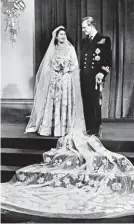  ??  ?? Isabel y Felipe posan el día de su boda en el Palacio de Buckingham, en Londres, el 20 de noviembre de 1947.