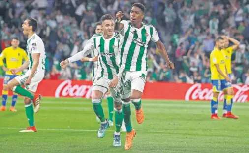  ??  ?? FELICIDAD. Los compañeros felicitan a Junior, que logró en el descuento el gol de la sexta victoria consecutiv­a para el Betis.