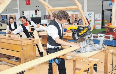  ?? FOTO: MICHAEL TSCHEK ?? Eindrücke von der Arbeit in einer Zimmermann­swerkstatt können sich die Besucher auf der IBO verschaffe­n.